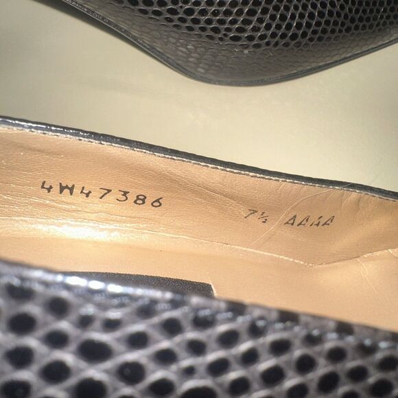 Stuart Weitzman Black Studded Leather Gold Metal Cap Toe Heel Accent Sz 7.5 AAAA - Picture 7 of 10